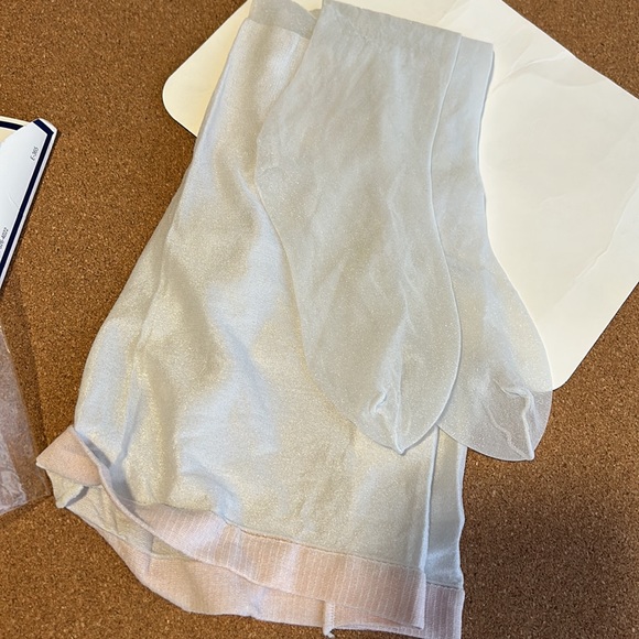 Givenchy Body Gleamers Superbe Shimmery Sheer Leg Control Top Pantyhose size C - Picture 14 of 14